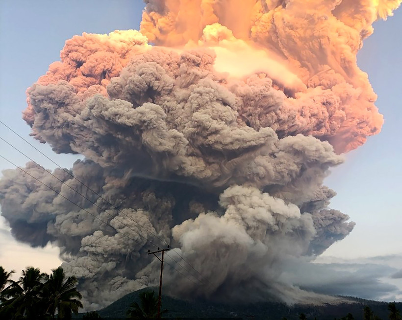 Indonesia volcano eruption sends 18km ash cloud skyward - Sigmalive English