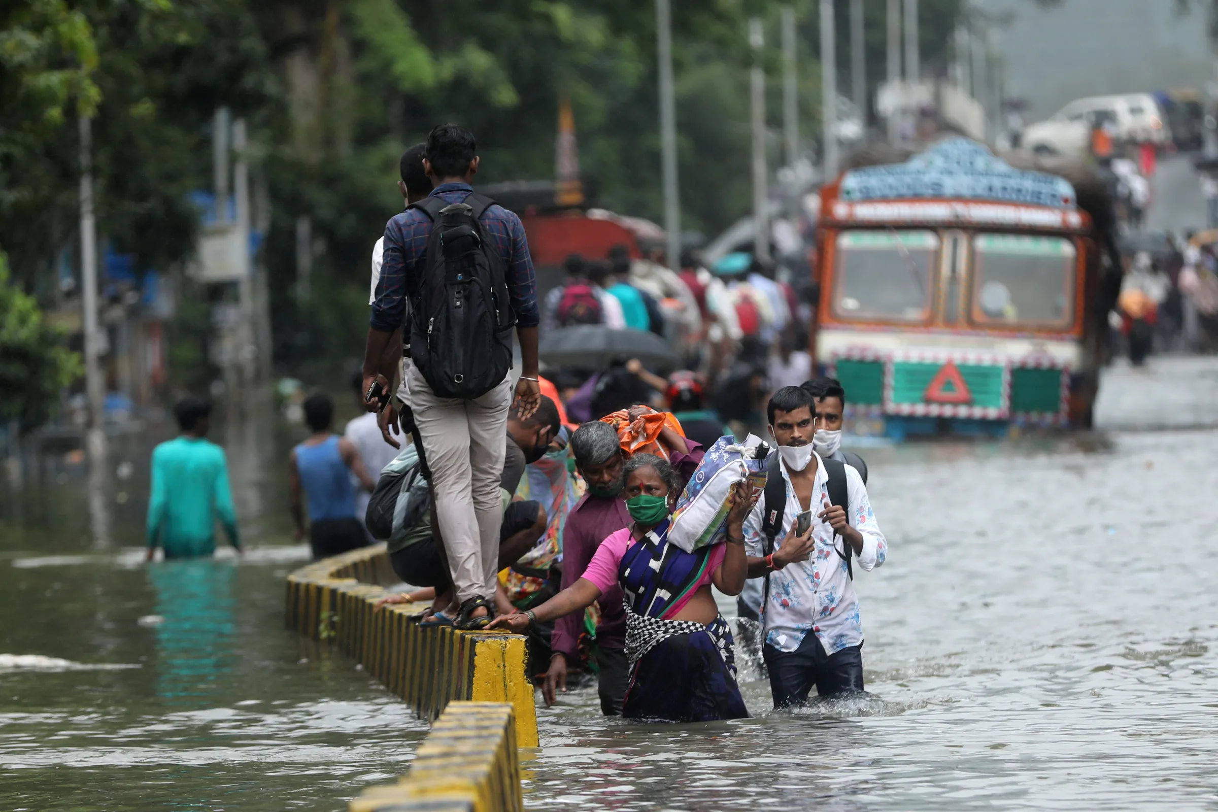 Mumbai heavy rain paralyses India’s financial capital - Sigmalive English