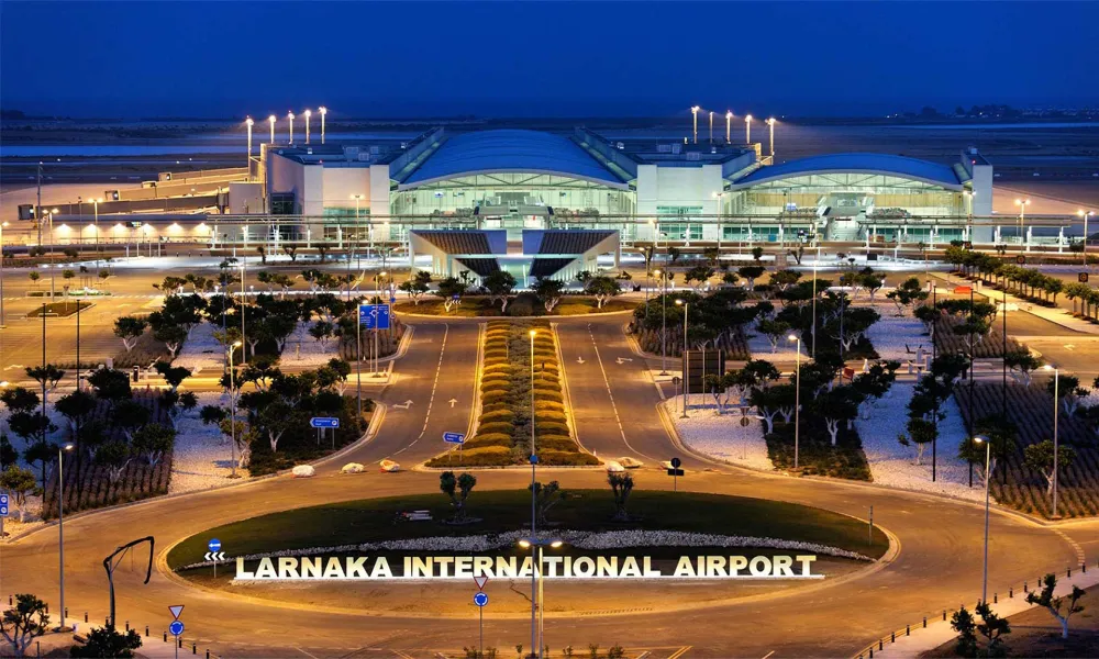 Larnaca Airport arrivals road reopens to traffic - Sigmalive English